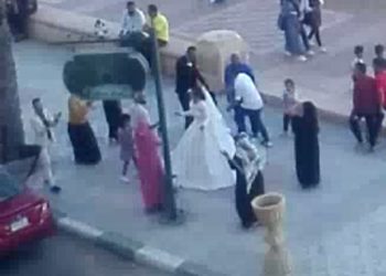 بالصور.. زفة محدودة لعروسين علي كورنيش رشيد بالبحيرة بسبب كورونا