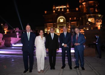 41 سفيرا من دول العالم يزورون قصر البارون امبان