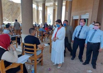 نائب رئيس جامعة بنها لشئون خدمة المجتمع تتفقد الامتحانات بكلية الحقوق وتشيد بانتظام اللجان