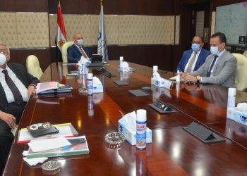 وزير الإسكان يستعرض مشروع مخطط تنمية البوابة الاقتصادية الشمالية الشرقية لـ”باب مصر”