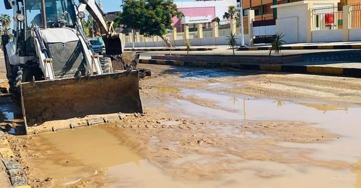 كسر خط مياه يتسبب في غرق أجزاء من طريق الكورنيش بأسوان .. وقطع المياه عن عدة مناطق