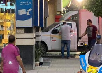 سيارة نصف نقل تقتحم صيدلية بدمنهور