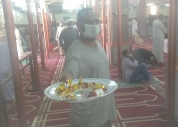 توزيع حلوى وأرز باللبن إحتفالا بفتح المساجد أمام المواطنين لأداء صلاة الجمعة بأسوان