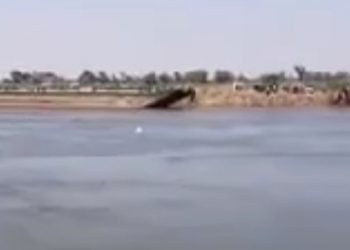 أهالي ضحايا غرق “معدية الموت” ينتظرون انتشال جثث ذويهم