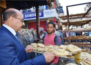 محافظ أسوان يقرر إغلاق أحد المخابز البلدية المخالفة لوزن وجودة رغيف العيش
