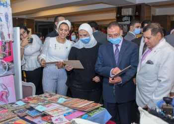 محافظ الإسكندرية ووزيرة التضامن الاجتماعى يفتتحان المعرض الدائم “بداية” للصناعات الصغيرة