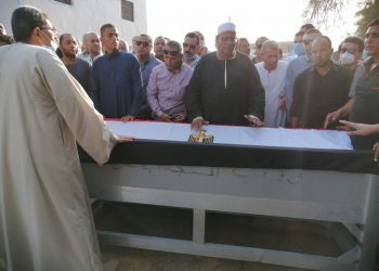 بالصور: وسط غياب الشخصيات العامة..تشييع جثمان “والي” بقريته في الفيوم