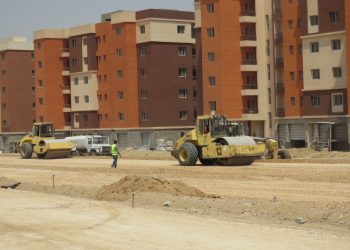 رئيس جهاز مدينة العبور يتفقد مشروع عمارات “السلام” لسكان المناطق غير الآمنة