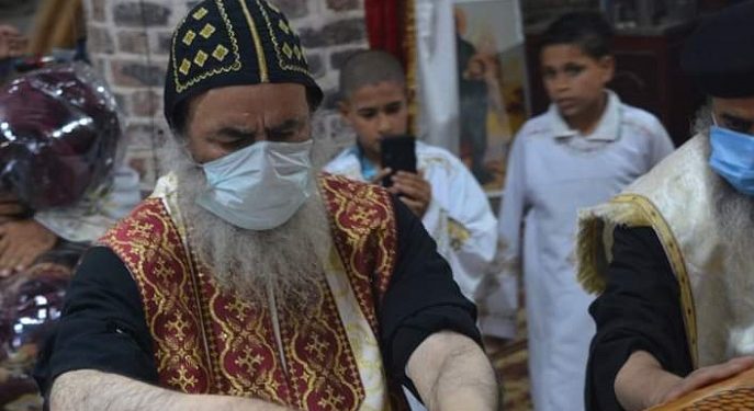 الأنبا بيمن يطيب جسد القديس الأنبا أثناسيوس “السراج المنير” والأنبا مينا أساقفة قوص