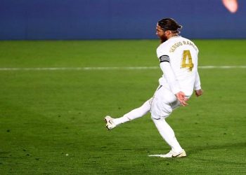 سيرجوا راموس يحرز هدف التقدم للريال من ركلة جزاء فى شباك برشلونة
