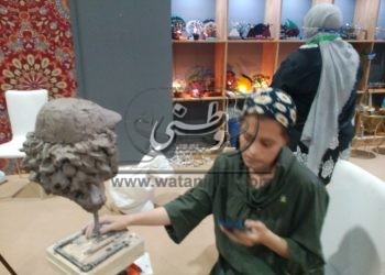 بشخصيات كاريكاتيرية من التراث المصري..  “مي” نحاتة المنيا  تُبدع في نحت الفنانين