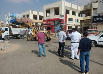 جهازمدينة الشروق يشن حملة لرفع إشغالات المحال والمجمعات التجارية والباعة الجائلين