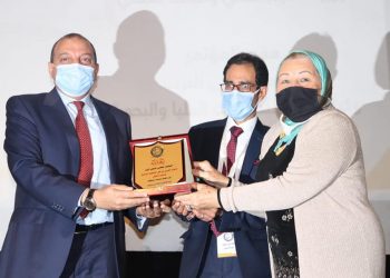 رئيس جامعة بني سويف يكرم عدد من رموز الصحافة والإعلام