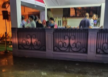 بالصور.. الناخبون يتحدون الأمطار الشديدة من أجل المشاركة فى الانتخابات البرلمانية