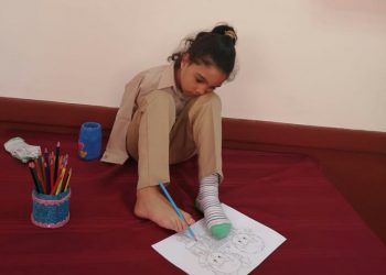 بالصور: تكريم تلميذة دمج لموهبتها في الرسم والتلوين بالقدم في الفيوم