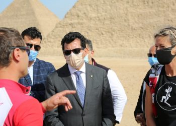 وزير الرياضة يشهد النسخة الثالثة من مهرجان القفز بالمظلات