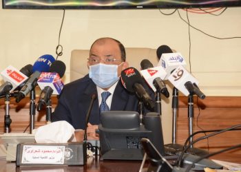 وزير التنمية المحلية يتفقد غرفة عمليات الوزارة لمتابعة سير انتخابات مجلس النواب بمحافظات المرحلة الأولي