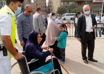 “مسنة” تحرص على الإدلاء بصوتها بقليوب والشرطة تساعدها