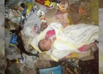 العثور على رضيع وسط القمامة بجوار مدرسة بالخصوص