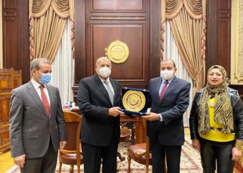 رئيس “الشيوخ” يستقبل رئيس جامعة بنى سويف ويهديه درع المجلس