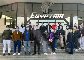 “مصر للطيران” تنظم جولة تعريفية لطلبة كلية الإعلام