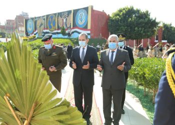 محافظ كفرالشيخ ومدير الأمن يضعان إكليل زهور على نصب شهداء الشرطة من أبناء المحافظة