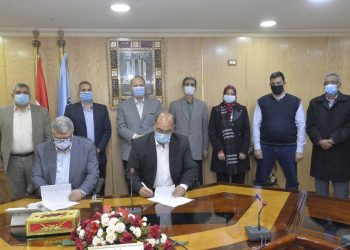 محافظ أسيوط يشهد توقيع عقود تركيب شبكات كهرباء بقيمة 208 مليون جنيه