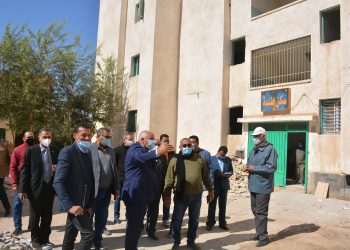 محافظ الوادي الجديد يتابع أعمال تطوير بيوت الطلبة بالخارجة