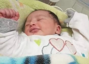 العثور على طفلة رضيعة أمام منزل مواطن بالخانكة
