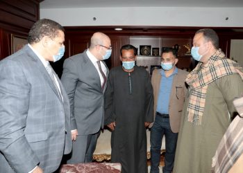 محافظ بني سويف يرعي صلح لإحتواء مشكلة بين  مواطن وطبيب