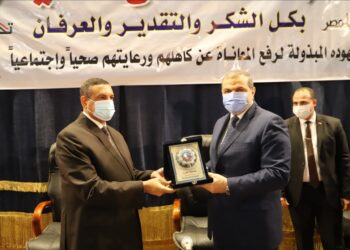 “سعفان” و”آمنة” يتبادلان الدروع في حفل تسليم بوالص التأمين للصيادين والعمالة غير المنتظمة