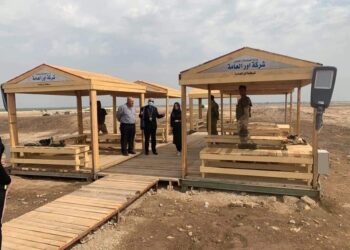 شعب العراق يزين الطرق بالورود ويرتل ترتيلة كلدانية شعبية لإستقبال البابا فرانسيس