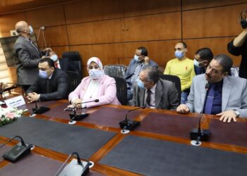 “سعفان” و”مختار” يلتقيان العمالة العائدة من الخارج لمساعدتهم في عمل مشروعات صغيرة