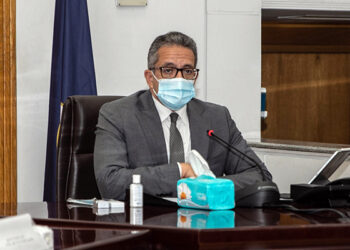 وزير السياحة والآثار يجتمع بلجنة “خبراء الترويج السياحي”