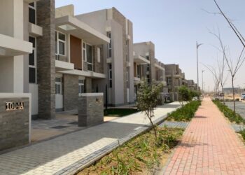 وزير الإسكان: جارٍ الانتهاء من تنفيذ 2560 وحدة بعمارات الاستخدام المختلط.. و952 وحدة سكنية بمباني الفيلات بالحي السكني الثالث بالعاصمة الإدارية الجديدة