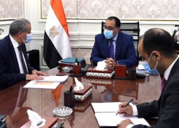 “مدبولي” يتابع مع وزير التموين موقف توريد القمح وتوافر السلع الأساسية