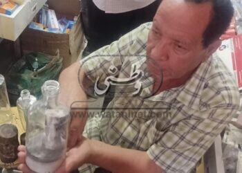 تعرف على قصة مهندس ينحت داخل الزجاجات الفارغة