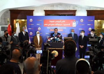 رئيس الوزراء يشهد مراحل إنتاج  أول مليون جرعة من لقاح فيروس كورونا المصنع محلياً بشركة “فاكسيرا”