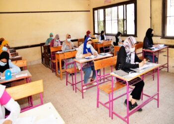 محافظ الغربية يتابع أداء طلاب القسم العلمي بالثانوية امتحان الجبر بمدارس طنطا