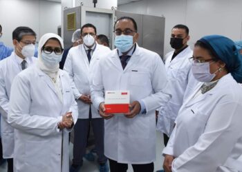 رئيس الوزراء يشهد مراحل إنتاج  أول مليون جرعة من لقاح فيروس كورونا المصنع محلياً بشركة “فاكسيرا”