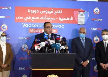رئيس الوزراء يشهد مراحل إنتاج  أول مليون جرعة من لقاح فيروس كورونا المصنع محلياً بشركة “فاكسيرا”