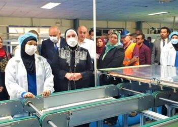 وزيرة التجارة والصناعة تتفقد 3 مصانع بمنطقة قفط الصناعية بقنا