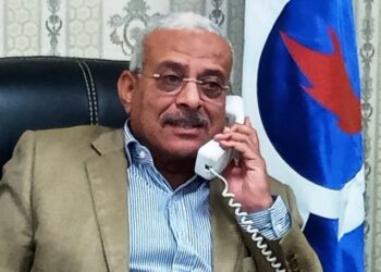 صقر يهنئ ابن السويس الرابع على الثانوية العامة تليفونيا