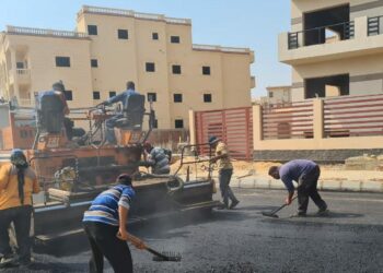 رئيس جهاز “الشروق”: تنفيذ 10 كم طبقة أسفلت للطرق بحي النادي ضمن أعمال رفع الكفاءة والتطوير