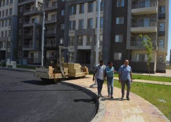 الإسكان: رصف الطرق لعمارات “دار مصر” غرب المال والأعمال بالعاشر من رمضان