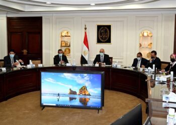 وزير الإسكان يبحث مخططات تنمية أراضي الساحل الشمالي الغربي