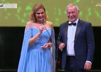 سميح ساويرس ويسرا يتشاركان في إلقاء كلمة ببداية افتتاح مهرجان الجونة