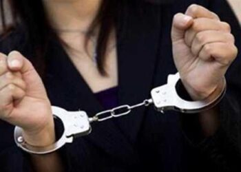 بسبب حاولتها تهريب 23 قطعة حشيش لمسجون .. القبض عل ربة منزل