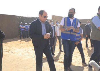السيسي يتفقد المناطق المتضررة من جراء السيول في أسوان