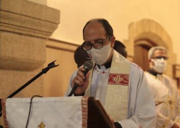 رئيس “الأسقفية” يرسم قسًا للخدمة السودانية بكنيسة القديس ميخائيل بمصر الجديدة